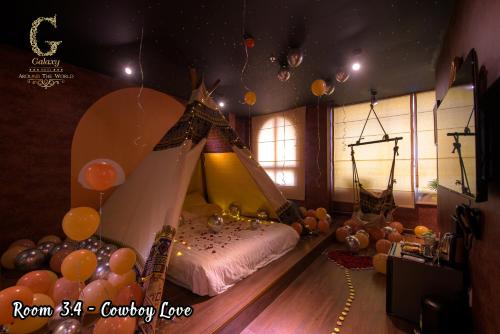 um quarto com uma cama com uma tenda e balões em Galaxy Hotel 2 em Ho Chi Minh