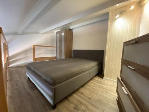 1 dormitorio con 1 cama y TV en una habitación en Ferret vacances en Lège-Cap-Ferret