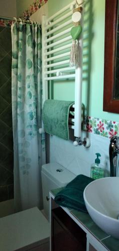 y baño con lavabo, aseo y espejo. en Casa rural Cal Fuster Experience en Terrades