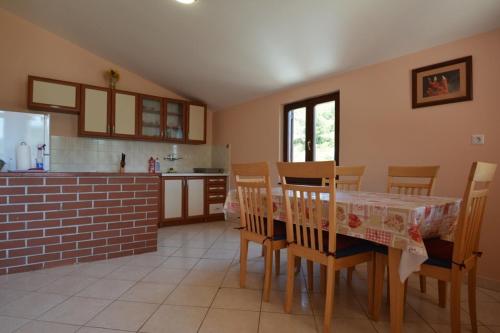 een keuken en eetkamer met een tafel en stoelen bij Holiday home Marina in Sali