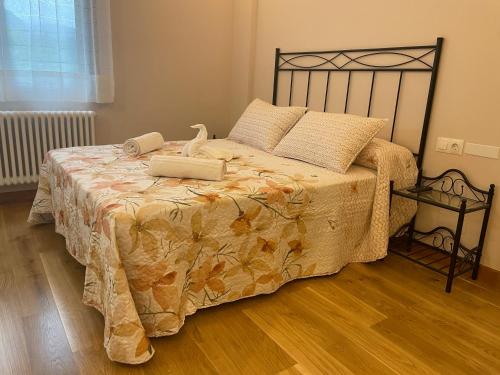 Un dormitorio con una cama con una manta. en La Casona El Carrascal en La Gandara