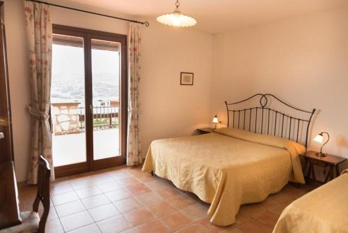 - une chambre avec un lit et une grande fenêtre dans l'établissement Agriturismo La Vecchia Fattoria, à Orte