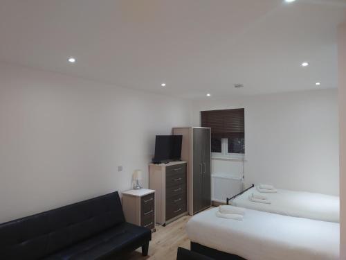 sala de estar con cama y sofá en City Sparrow Apartments 6 en Londres
