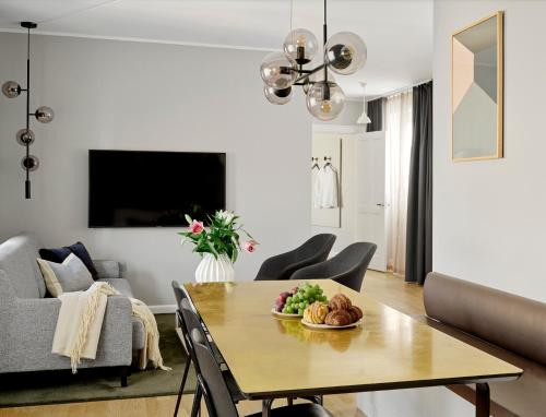 un soggiorno con tavolo e cesto di frutta di Rosenborg Hotel Apartments a Copenaghen