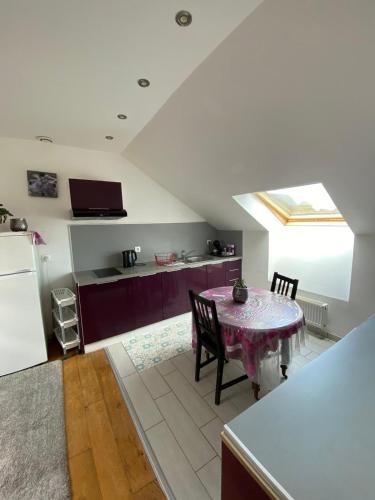 a kitchen and a dining room with a table at CHEZ HUSNA in Conflans-Sainte-Honorine