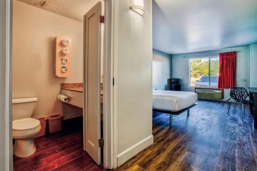 1 dormitorio con cama, aseo y ventana en Motel 6-Hesperia, CA - West Main Street I-15, en Hesperia