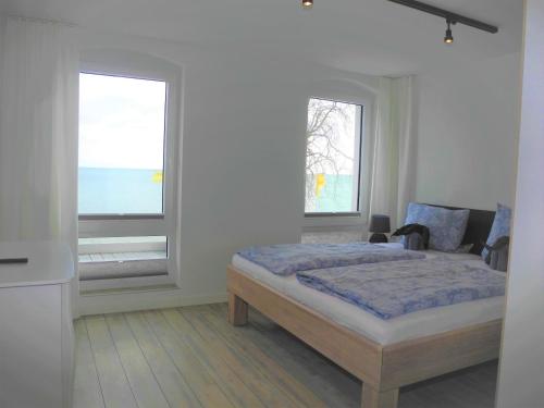 Ένα ή περισσότερα κρεβάτια σε δωμάτιο στο Strandappartement Steinberghaff "Farborg" mit Meerblick