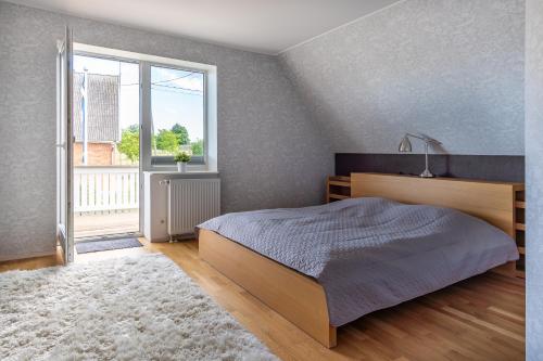 um quarto com uma cama e uma grande janela em Relax Interior Stylish House in Rakvere em Rakvere