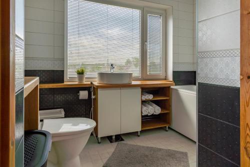 y baño con lavabo, aseo y bañera. en Relax Interior Stylish House in Rakvere, en Rakvere