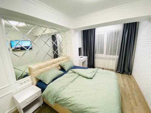 1 dormitorio con cama y ventana grande en Central Eco View Apartment, en Chişinău