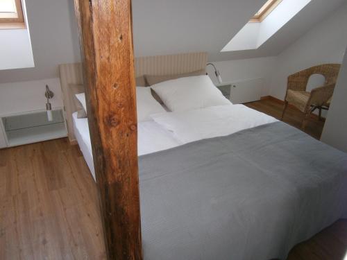 1 dormitorio con 1 cama con poste de madera en Ferienwohnung Lindenstraße, en Hasselfelde