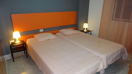 TamadusteにあるVivienda Vacacional "La Sanjora"のベッドルーム(白いベッド1台、ランプ2つ付)