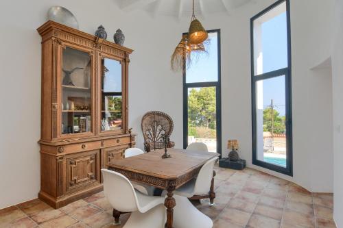 Villa for 10 with swimming pool and sea view