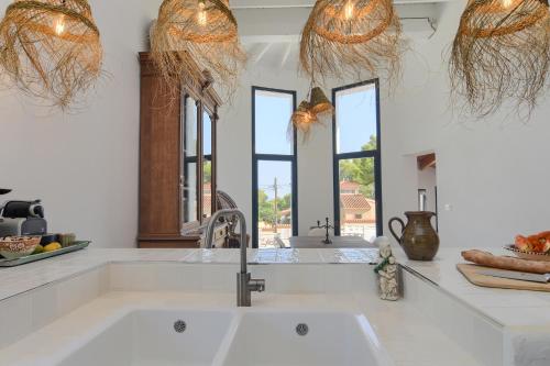 Villa for 10 with swimming pool and sea view