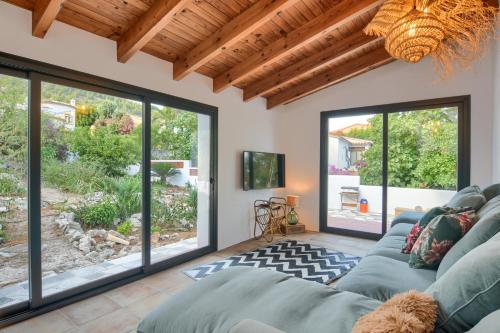 Villa for 10 with swimming pool and sea view