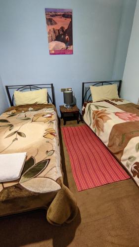 Katil atau katil-katil dalam bilik di Rocky Mountain Hotel