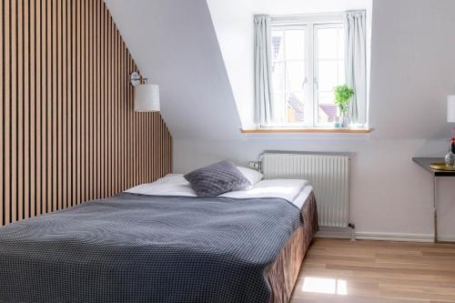 łóżko w pokoju z oknem i łóżko sidx sidx sidx w obiekcie Hotel Sørup Herregaard w mieście Ringsted