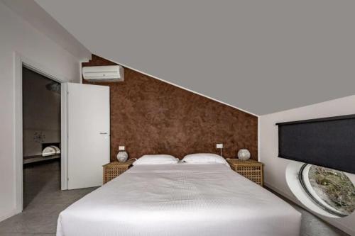 una camera con un grande letto bianco di Cà Dei Barcaroli a Mestre