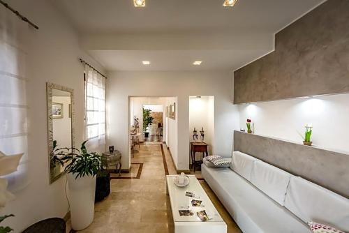 uma sala de estar com um sofá e uma mesa em Cà Dei Barcaroli em Mestre