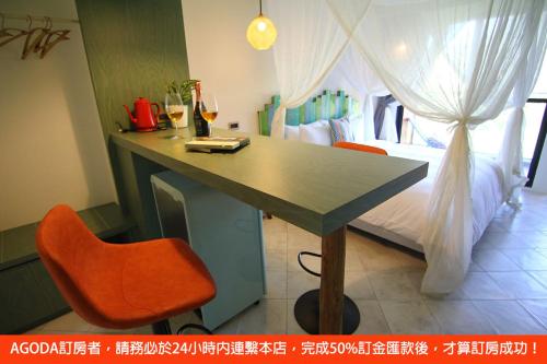 Habitación con mesa y cama con cama gmaxwell gmaxwell gmaxwell en Spring BnB, en Kenting