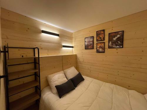 Cette chambre en bois comprend un lit. dans l'établissement LeChalet N22 Au pied des pistes, à Saint-Lary-Soulan