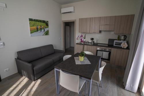 uma cozinha e uma sala de estar com uma mesa e um sofá em B & Bike di Ristorante Italia em Mombello Monferrato