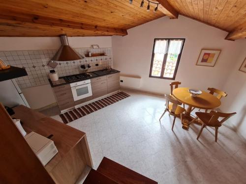 cocina y comedor con mesa y sillas en Casa Ornella, en Nocera Umbra