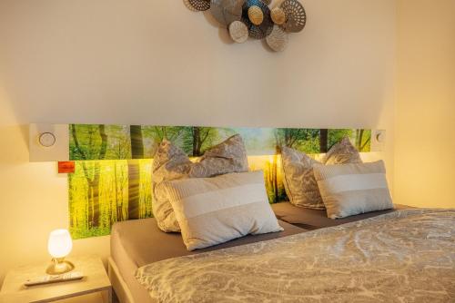 una camera da letto con un letto e un dipinto sul muro di Ferienwohnung Weitblick 274 a Hohegeiss