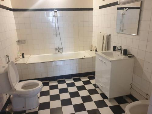 Chez Olivier - Île de Gorée في غوري: حمام مع مرحاض وحوض استحمام ومغسلة