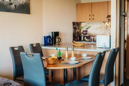una sala da pranzo con tavolo e sedie di Ferienwohnung Weitblick 274 a Hohegeiss