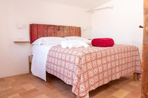 ein Schlafzimmer mit einem Bett mit einer roten Decke in der Unterkunft Dilà Assisi Rooms in Assisi