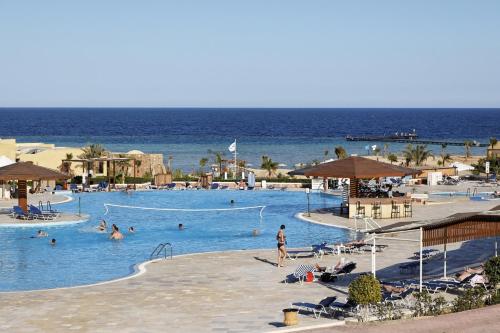 Вид на бассейн в Three Corners Fayrouz Plaza Beach Resort или окрестностях