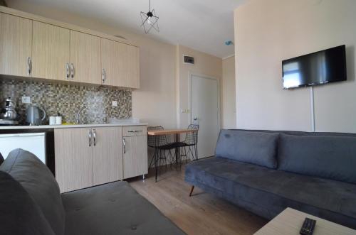 a living room with a couch and a kitchen at Arda Apart Hotel in Kemer