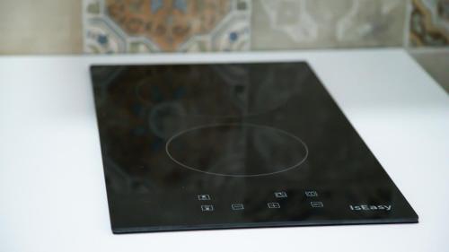 a close up of a microwave oven with a dial at Hotel Apartamentos Pueblo Mar in Calpe