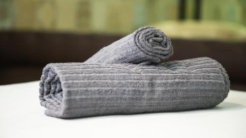 un asciugamano arrotolato seduto su un tavolo di Hotel Apartamentos Pueblo Mar a Calpe