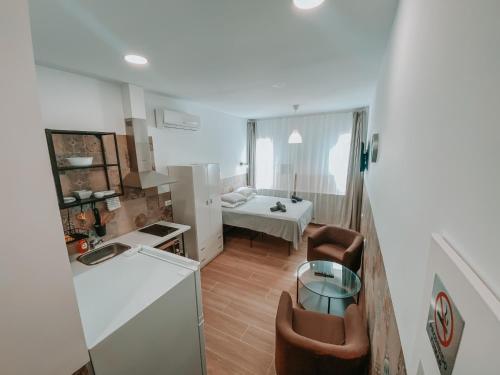 a small apartment with a kitchen and a bedroom at Hotel Apartamentos Pueblo Mar in Calpe