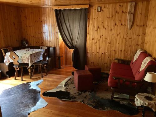 ein Wohnzimmer mit einem Tisch und Stühlen im Zimmer in der Unterkunft B&B Maison Vallomy in Lillianes