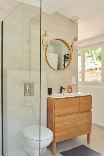 une salle de bain avec un lavabo et un miroir dans l'établissement Le mas Louga, à Flayosc