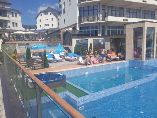 Bazen u ili blizu objekta Kopaonik Apartmani Milmari - Katic