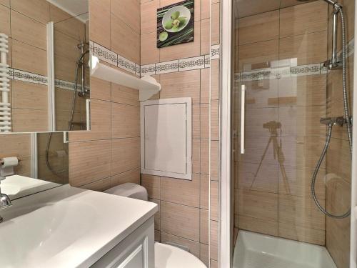 e bagno con doccia, servizi igienici e lavandino. di Studio Méribel, 1 pièce, 2 personnes - FR-1-182-54 a Méribel