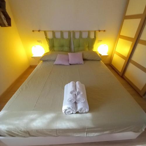 een slaapkamer met een bed met twee handdoeken erop bij La casetta di Mizar in Lizzano in Belvedere