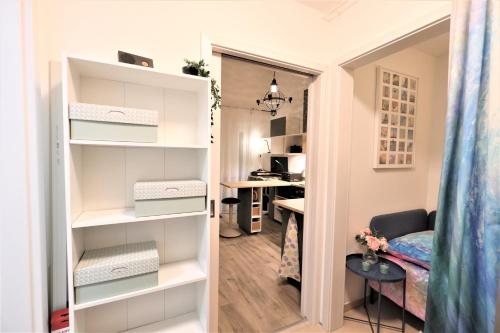una piccola camera con scrivania e una camera da letto di PRAHA - SULICE a Sulice