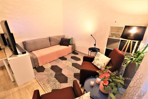 - un salon avec un canapé et une télévision dans l'établissement PRAHA - SULICE, à Sulice
