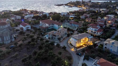 una vista aérea de una ciudad con casas y el océano en Kannas Luxury Suites Mani, en Stoupa