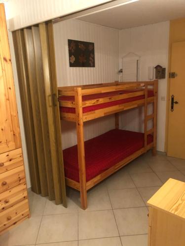 ein paar Etagenbetten in einem Zimmer in der Unterkunft Studio Les Carroz in Les Carroz d'Araches