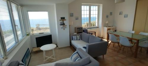 un salon avec un canapé et une table dans l'établissement Vue imprenable sur la mer à Batz sur Mer, à Batz-sur-Mer