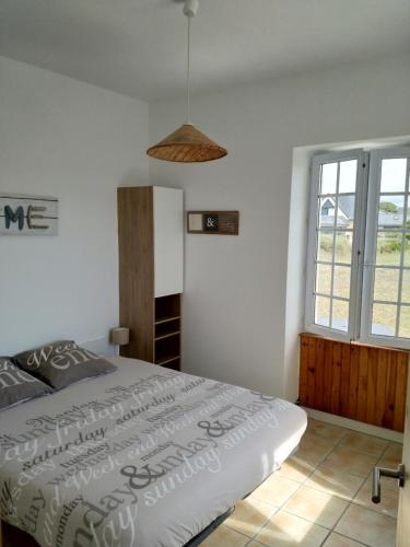 バツ・シュル・メールにあるVue imprenable sur la mer à Batz sur Merのベッドルーム1室(ベッド1台、大きな窓付)