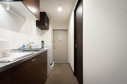 INA HOUSE Nijojoにあるキッチンまたは簡易キッチン