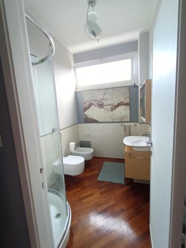 ein Bad mit einer Dusche, einem WC und einem Waschbecken in der Unterkunft La Girandola in Rapallo
