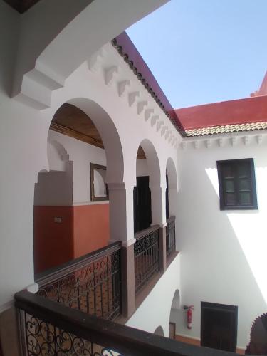 mit Blick auf den Balkon eines Hauses in der Unterkunft Riad 9 Derb El Bousnne in Marrakesch